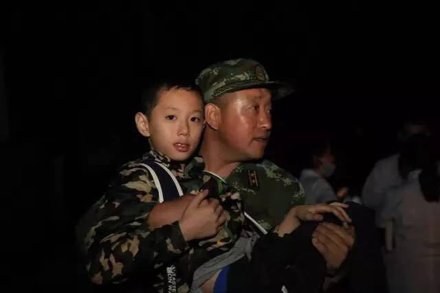 我不知道你是誰，卻知道你為了誰，向人民子弟兵致敬！