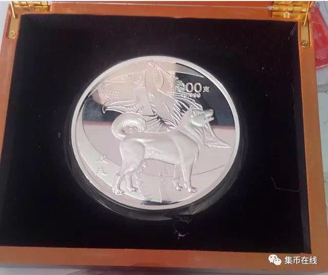 生肖狗年金銀幣上的防偽微縮文字你發(fā)現(xiàn)了嗎？